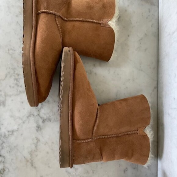 UGG Bailey Button UGG Charm Chestnut Brown Sheepskin Boots Size 6 - Picture 7 of 16